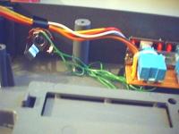 4) Instala el conector en la carcasa y suelda los cables del botón Reset.