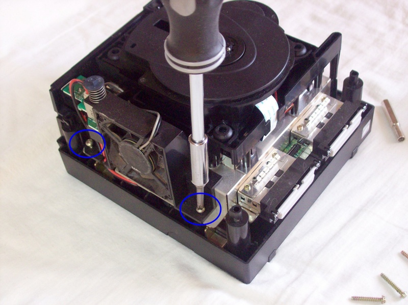 Archivo:Desmontaje de la Nintendo Gamecube - 006.jpg